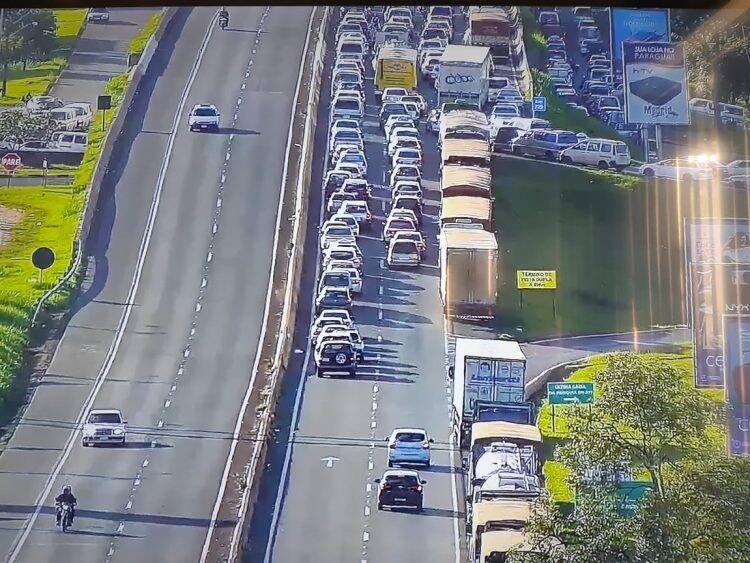 Caminhão carregado com cerveja quebra e congestiona trânsito na Ponte da Amizade