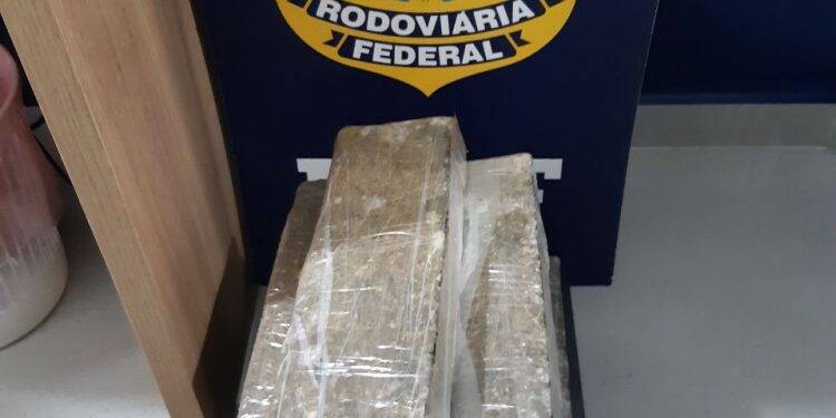 PRF encontra droga em ônibus