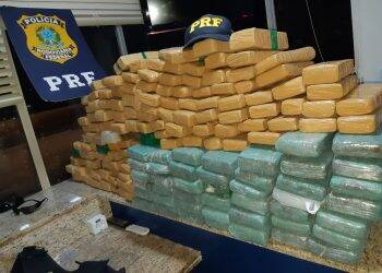 PRF apreende 150 kg de maconha em céu azul