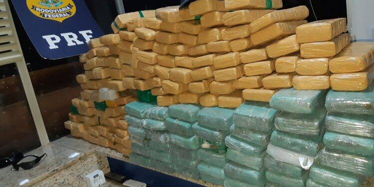 PRF apreende 150 kg de maconha em céu azul