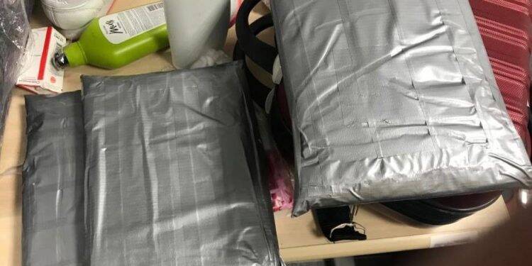 Peruana é presa pela Polícia Federal no Aeroporto de Foz com cloridrato de cocaína