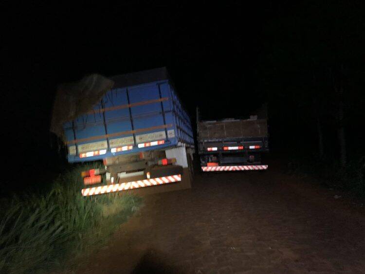 Carro se choca contra comboio da PF que deslocava caminhões apreendidos em porto clandestino