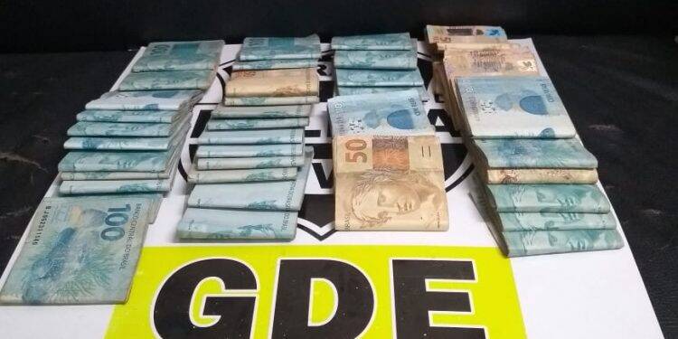 Polícia Civil prende dupla com mais de 40 mil reais