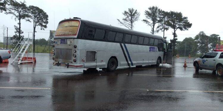 Ônibus é retido e encaminhado para Alfândega da Receita Federal de Foz