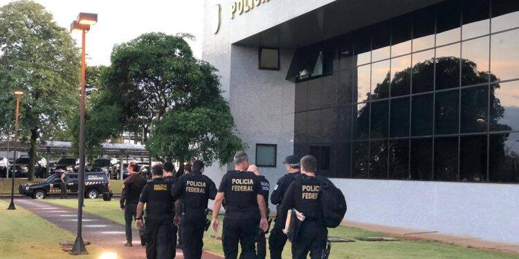 Polícia Federal cumpre mandados de prisão contra funcionários de companhia aérea em Foz