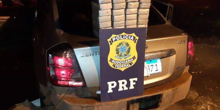 PRF prende casal com 32 quilos de cocaína em fundo falso no Paraná