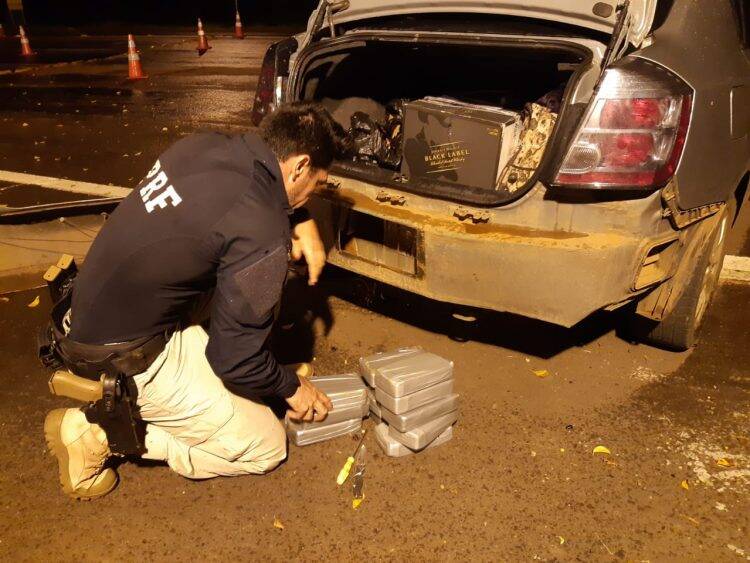 PRF prende casal com 32 quilos de cocaína em fundo falso no Paraná