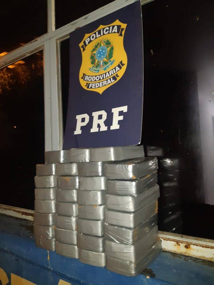 PRF prende casal com 32 quilos de cocaína em fundo falso no Paraná