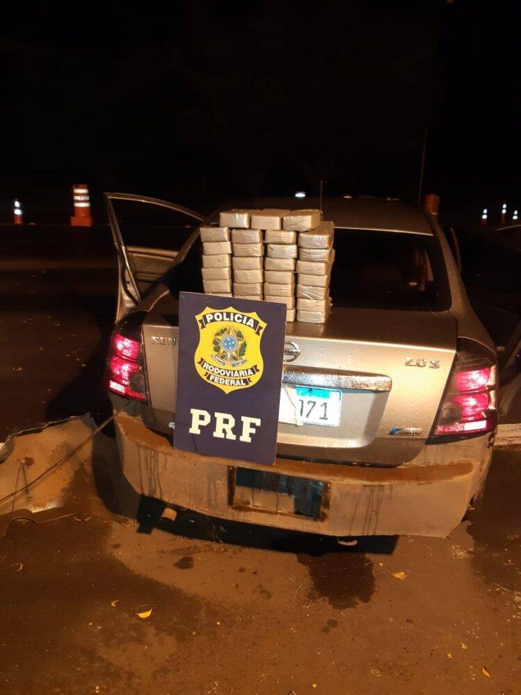 PRF prende casal com 32 quilos de cocaína em fundo falso no Paraná