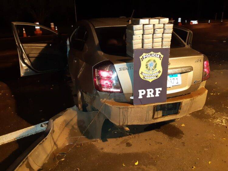PRF prende casal com 32 quilos de cocaína em fundo falso no Paraná