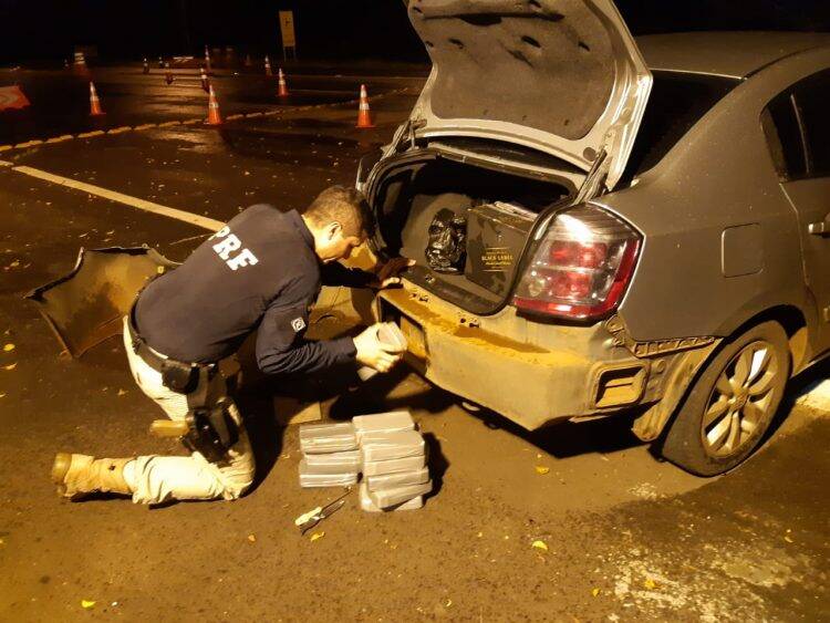 PRF prende casal com 32 quilos de cocaína em fundo falso no Paraná