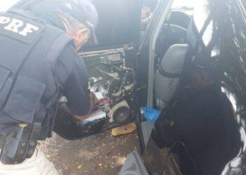 PRF apreende mercadorias transportadas dentro das portas de veículo