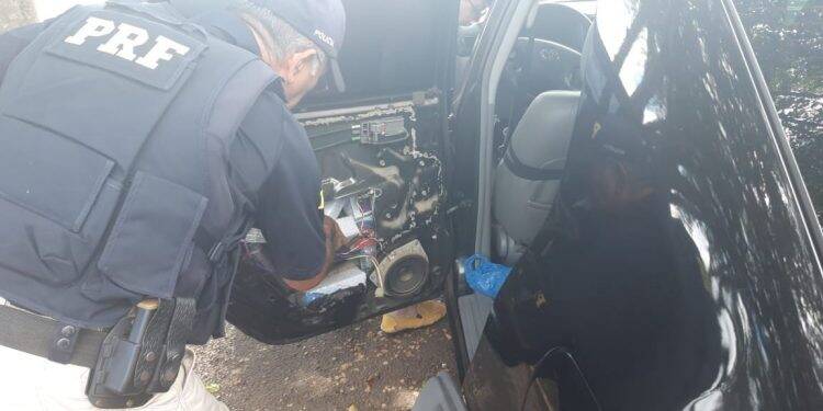 PRF apreende mercadorias transportadas dentro das portas de veículo