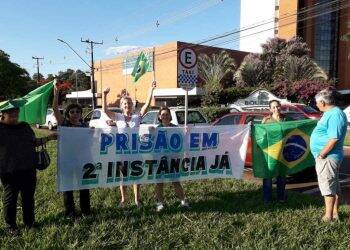 Grupo protesta contra presidente do STF, Ministro Dias Toffoli, que está em Foz do Iguaçu