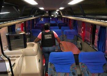 Ônibus com R$ 4 milhões em celulares em fundo falso é apreendido