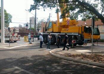 Guindaste faz a troca de cabos do mastro oficial na Avenida Brasil