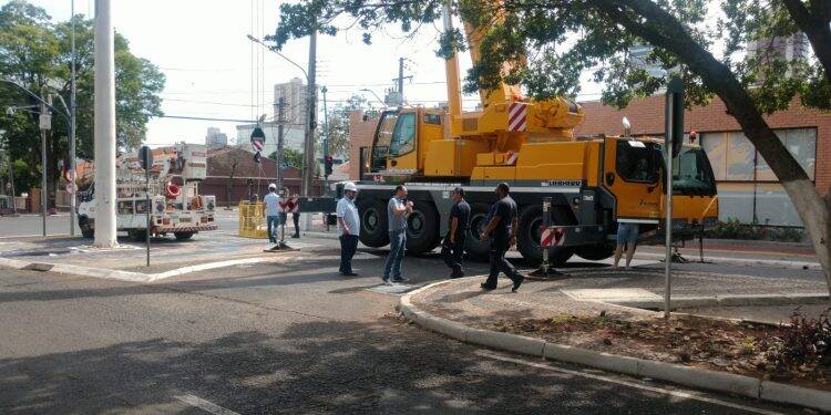 Guindaste faz a troca de cabos do mastro oficial na Avenida Brasil