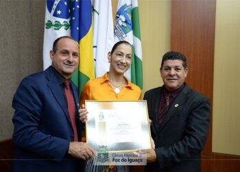 Bailarina Júlia Cornetta recebe homenagem do Poder Legislativo iguaçuense