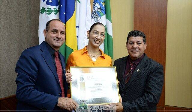 Bailarina Júlia Cornetta recebe homenagem do Poder Legislativo iguaçuense