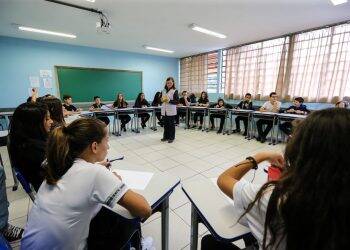 Governo anuncia remanejamento do Ensino Médio noturno para diurno
