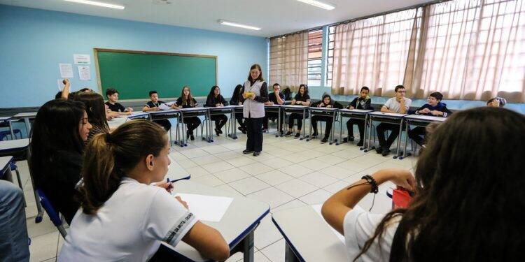 Governo anuncia remanejamento do Ensino Médio noturno para diurno