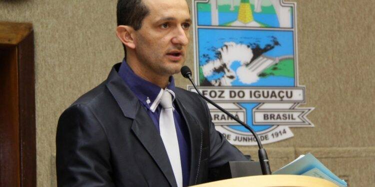 Vereador Rudinei de Moura protocola pedido de retorno à Câmara