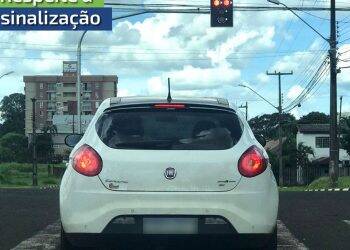 Semáforo na Avenida Pedro Basso, próximo ao Fórum, já está em funcionamento