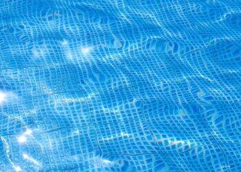 Criança fica inconsciente após se afogar em piscina