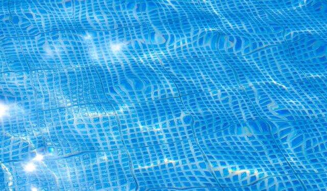 Criança fica inconsciente após se afogar em piscina