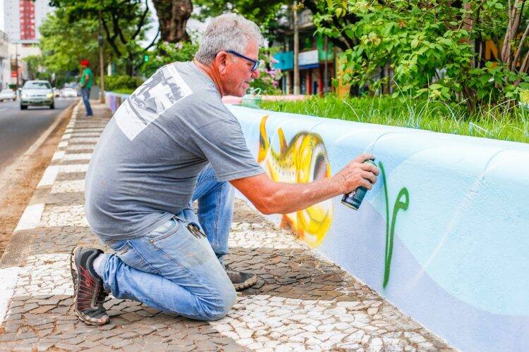 Canteiros da JK foram revitalizados e recebem grafite da fauna e flora local