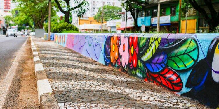 Canteiros da JK foram revitalizados e recebem grafite da fauna e flora local