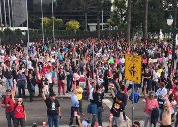 Professores e funcionários da educação encerram greve