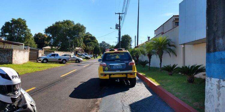 Após 27 horas, homem armado em motel se entrega à polícia
