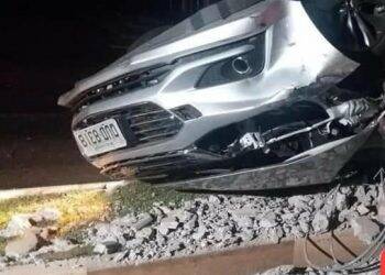 Carro atinge dois veículos e capota na Felipe Wandcheer