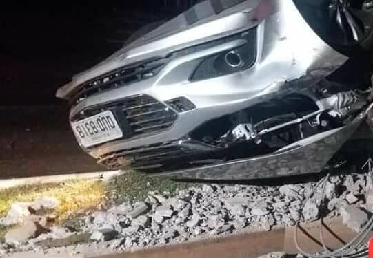 Carro atinge dois veículos e capota na Felipe Wandcheer
