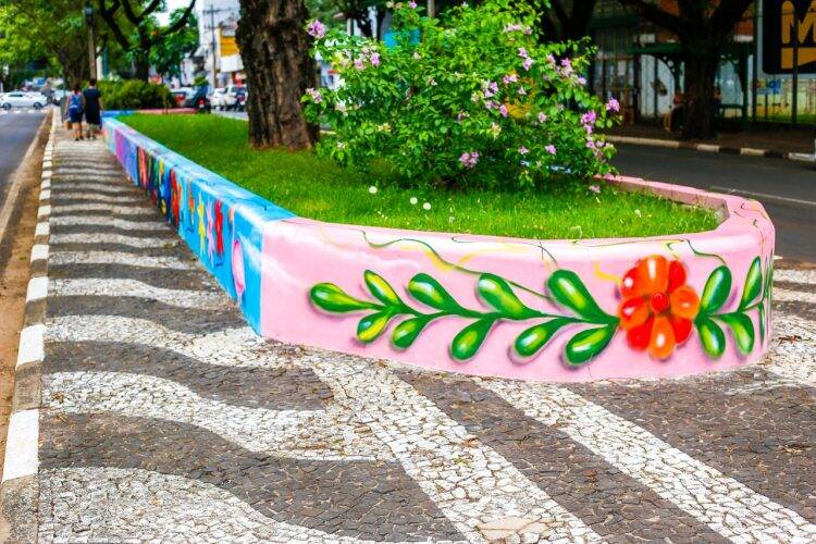 Canteiros da JK foram revitalizados e recebem grafite da fauna e flora local
