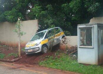 Aluno perde o controle durante teste do Detran e invade APAE em Foz do Iguaçu