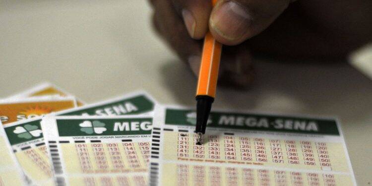 Mega-Sena acumula e deve pagar R$ 300 milhões no dia 31