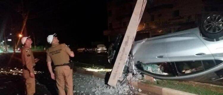 Carro atinge dois veículos e capota na Felipe Wandcheer