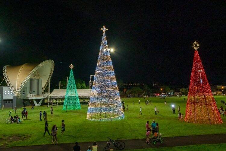Estrelas de luzes e cores brilham na abertura do Natal do Gramadão