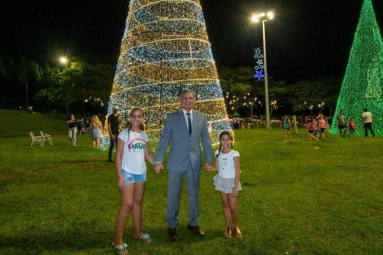 Estrelas de luzes e cores brilham na abertura do Natal do Gramadão