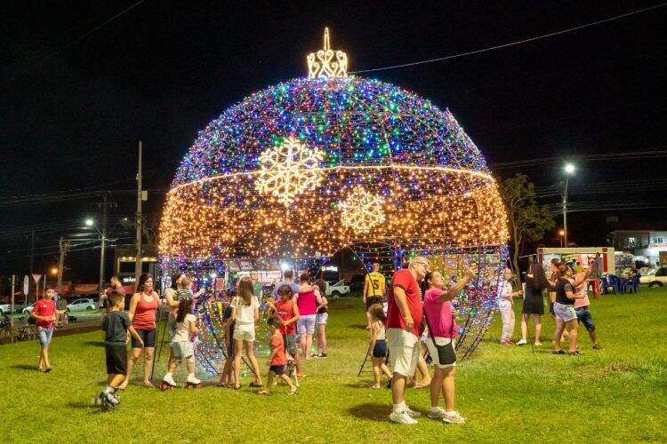Estrelas de luzes e cores brilham na abertura do Natal do Gramadão