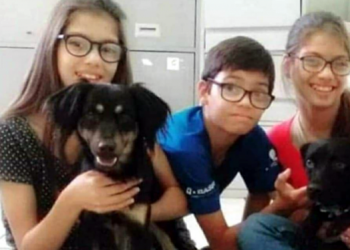 Corpos de dois dos trigêmeos que se afogaram no Rio Paraná são sepultados