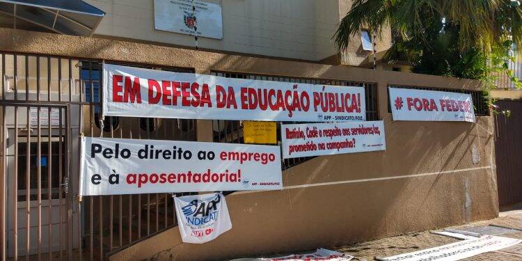 Professores do Estado se manifestam contra fechamento de turmas noturnas em Foz do Iguaçu