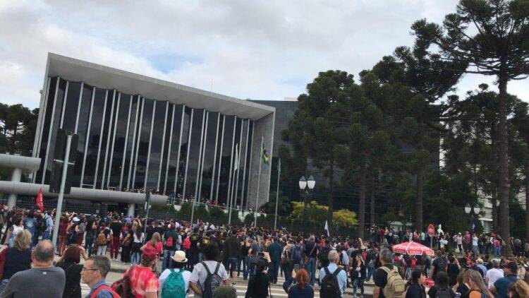 Professores ficam feridos após confronto com a polícia na ALEP em Curitiba