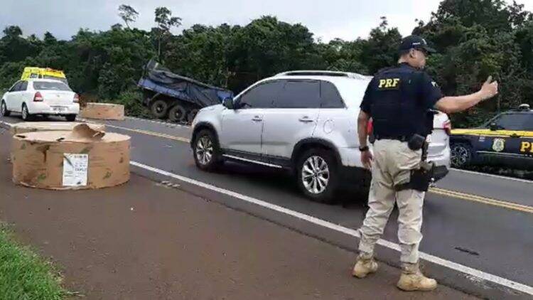 Motorista de caminhonete morre em colisão frontal na BR-277