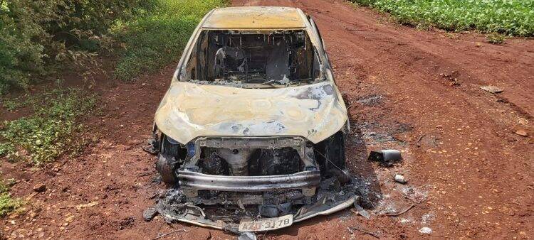 Corpos são encontrados ao lado de veículo carbonizado na região de Três Lagoas