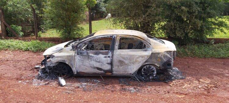 Corpos são encontrados ao lado de veículo carbonizado na região de Três Lagoas