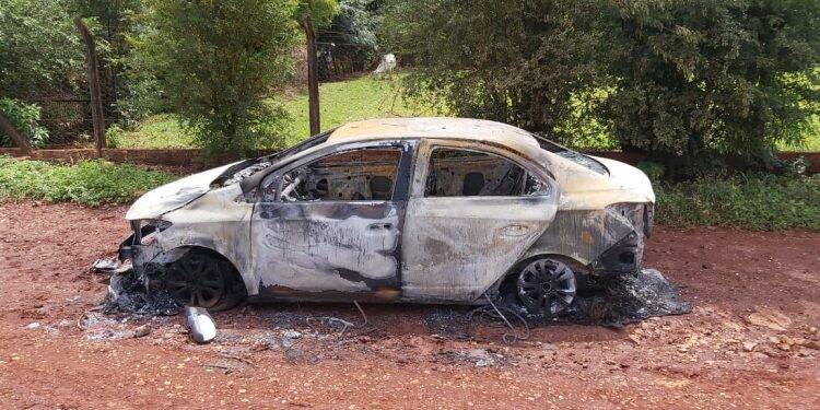 Corpos são encontrados ao lado de veículo carbonizado na região de Três Lagoas