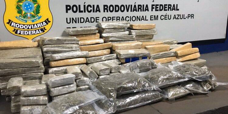 PRF apreende maconha transportada em veículo roubado.